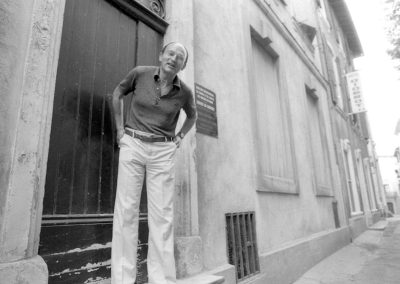 Rencontres Arles Création photographique Raymoonphoto par Raymond Martinez Michel Tournier devant sa maison d'Arles en juillet 1985