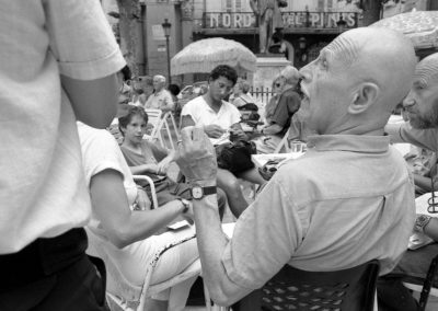 Rencontres Arles Création photographique Raymoonphoto par Raymond Martinez Willy Ronis sur la place du Forum à Arles en juillet 1985